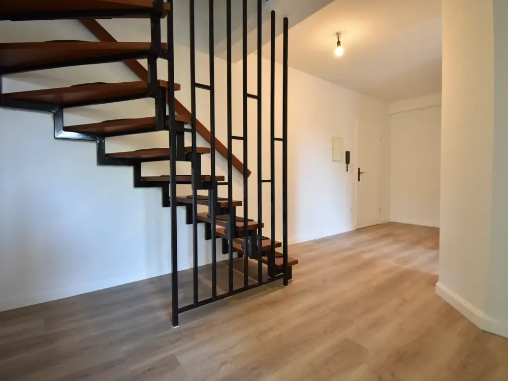 Spitzen Lage! Renoviert 2-Zi-Maisonetten-Whg zu vermieten