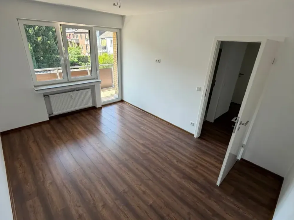 Freshly Renovated 4-Room Apartment with 2 Balconies, Elevator, Garage