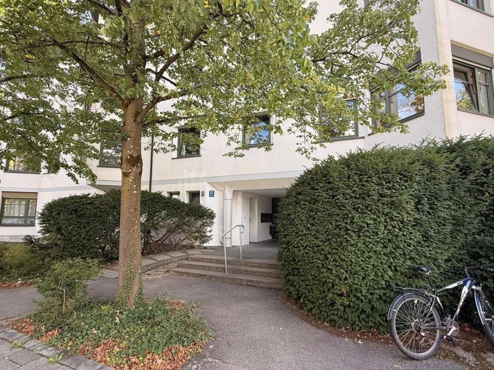 First occupancy after renovation - spacious 4-room apartment in prime location
