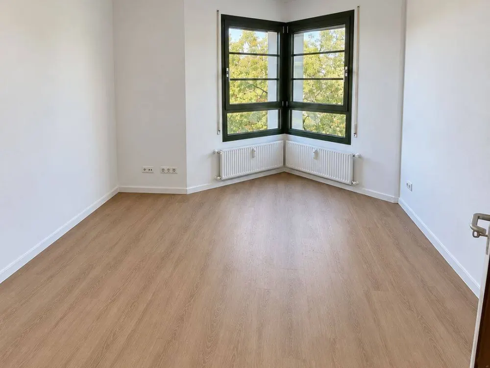 First occupancy after renovation - spacious 4-room apartment in prime location