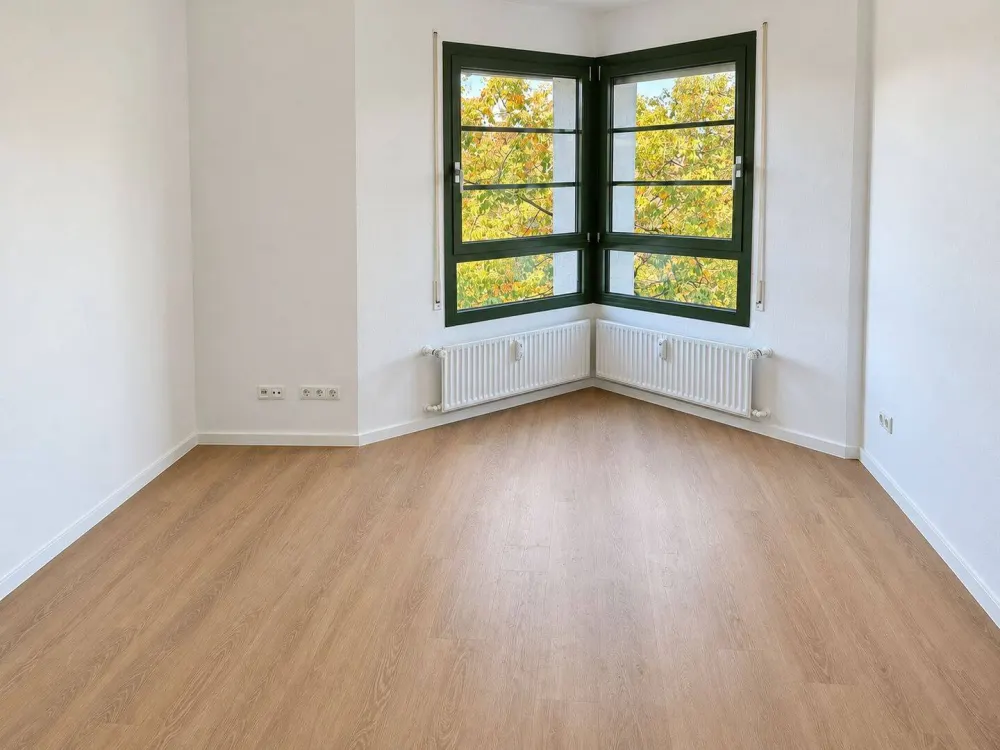 First occupancy after renovation - spacious 4-room apartment in prime location
