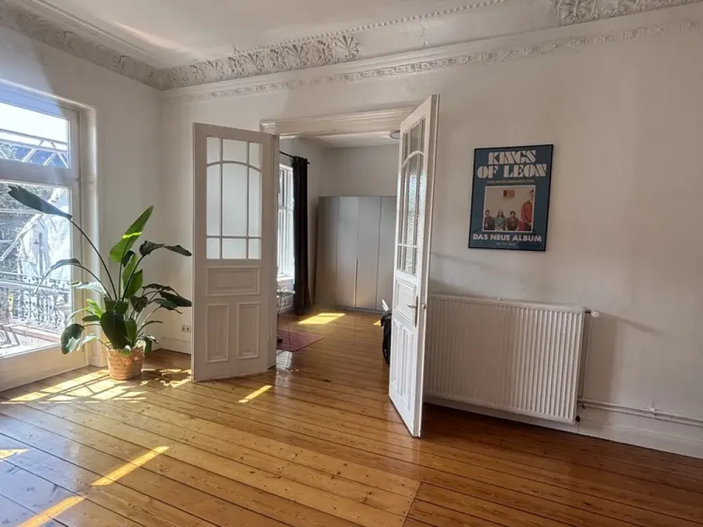 Altbau-Liebe! Großzügige 2 Zimmer Wohnung in begehrter Lage