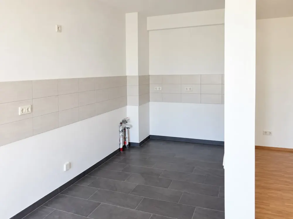 Sunny 3-Room Apartment in Striesen with Fitted Kitchen, Bathtub and Balcony Awaits You!
