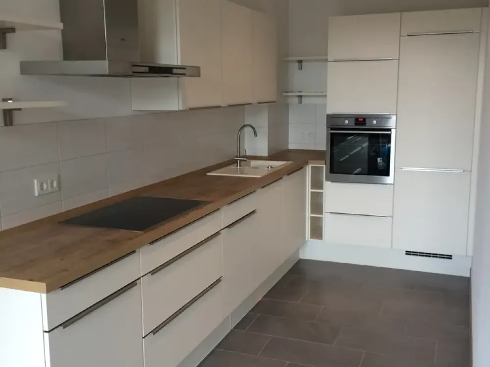 Sunny 3-Room Apartment in Striesen with Fitted Kitchen, Bathtub and Balcony Awaits You!