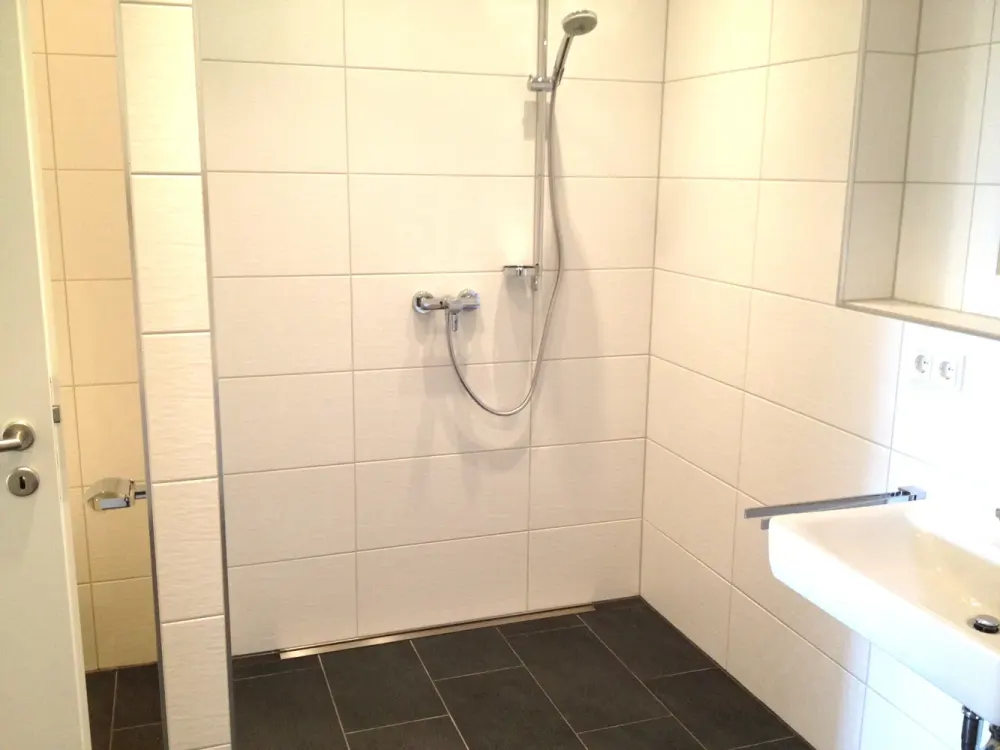 Sunny 3-Room Apartment in Striesen with Fitted Kitchen, Bathtub and Balcony Awaits You!
