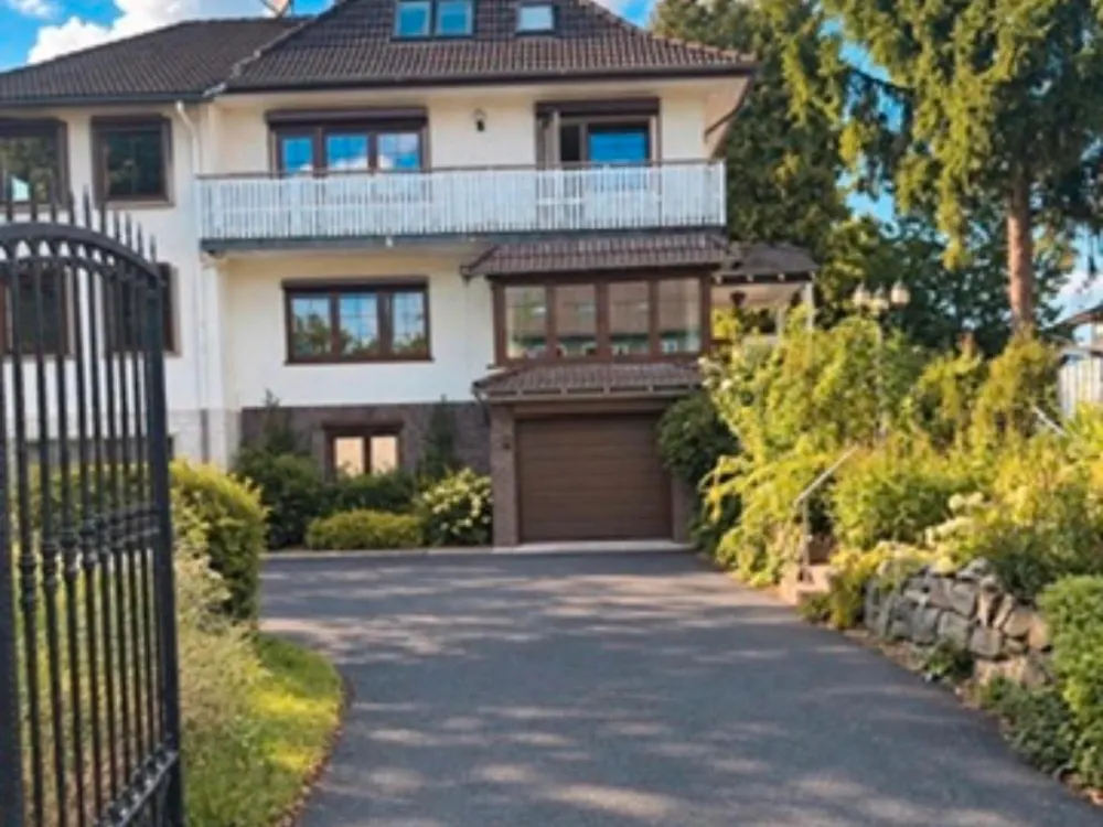 Frisch renovierte Dachgeschosswohnung in toller Lage.