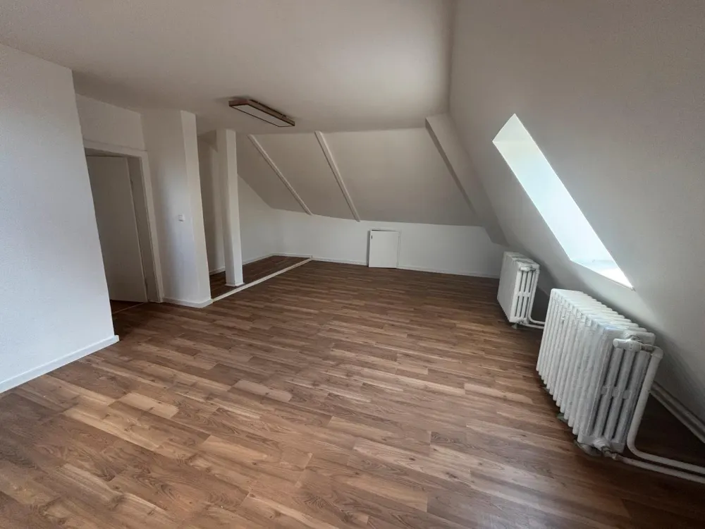 Frisch renovierte Dachgeschosswohnung in toller Lage.