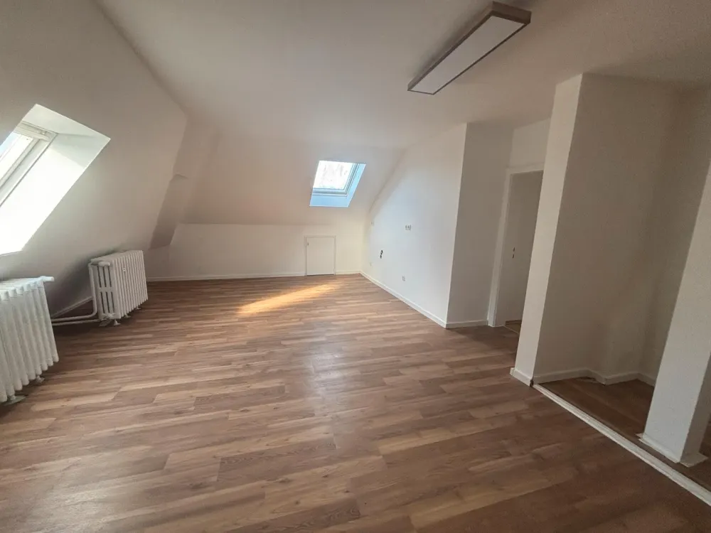 Frisch renovierte Dachgeschosswohnung in toller Lage.