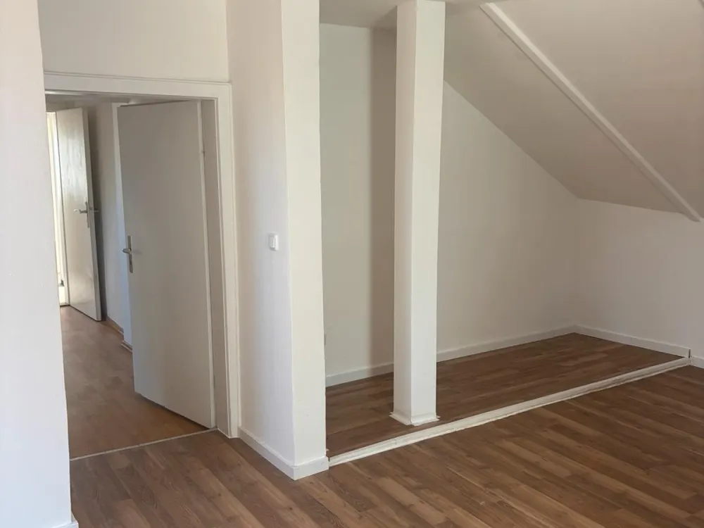Frisch renovierte Dachgeschosswohnung in toller Lage.