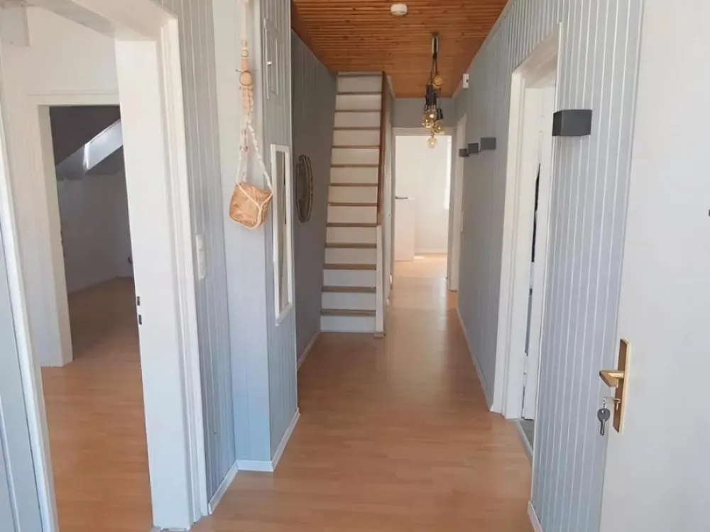!!Attraktive 4 Zimmer Wohnung 95 qm Direkt Zugang zum Dachboden!!