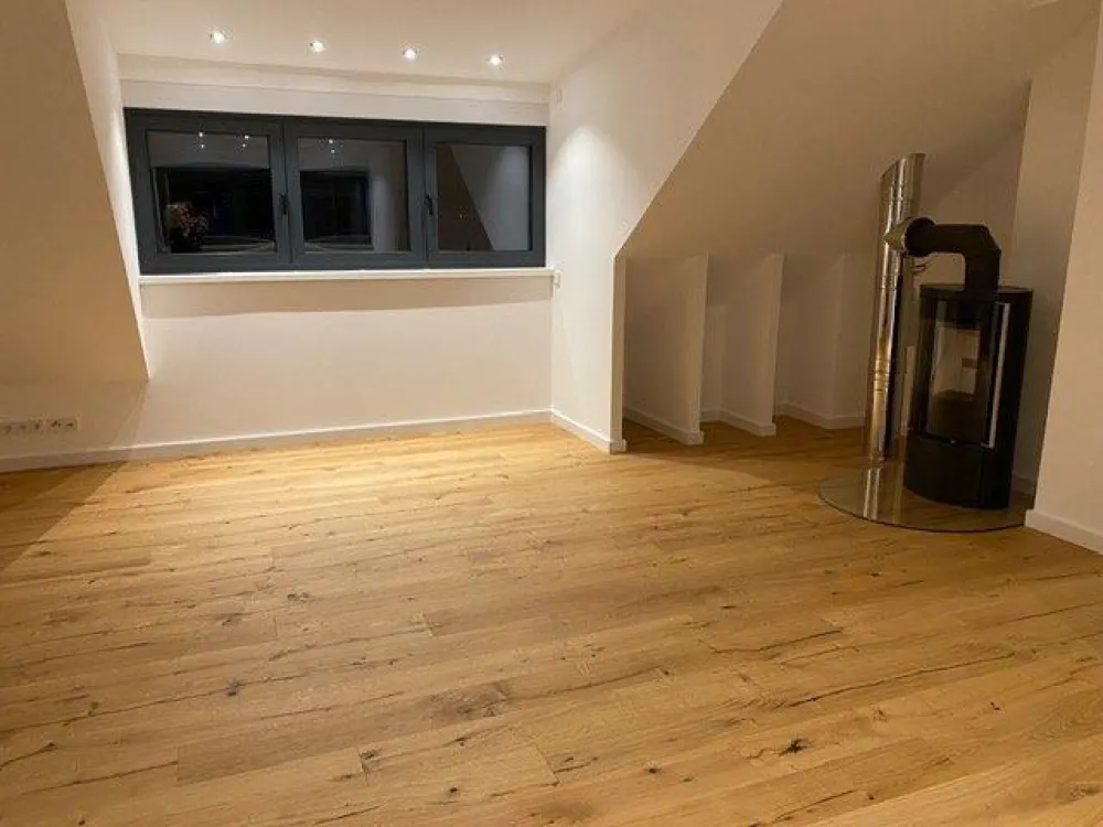 Moderne Dachgeschosswohnung mit 100 m² Wohnfläche, Balkon und Kam