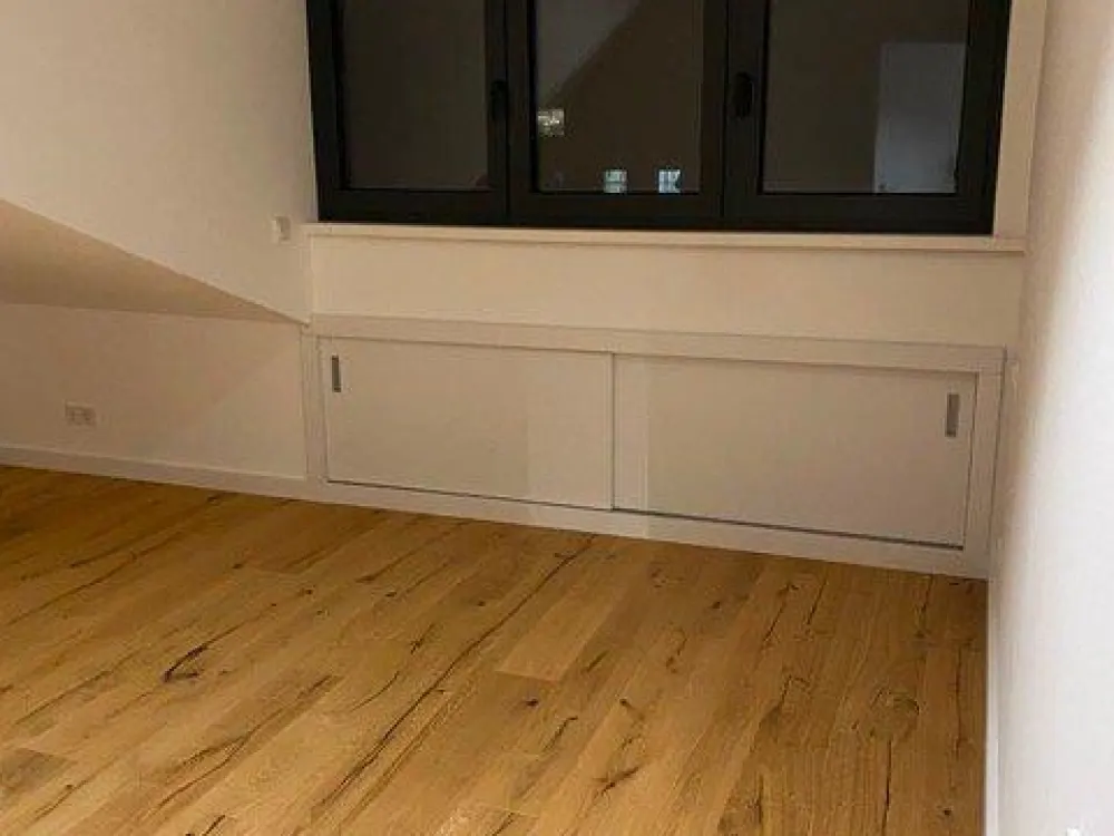 Moderne Dachgeschosswohnung mit 100 m² Wohnfläche, Balkon und Kam