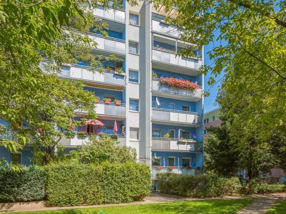 Wir sanieren für Sie: 4-Zimmerwohnung im 1.Obergeschoß mit Balkon!