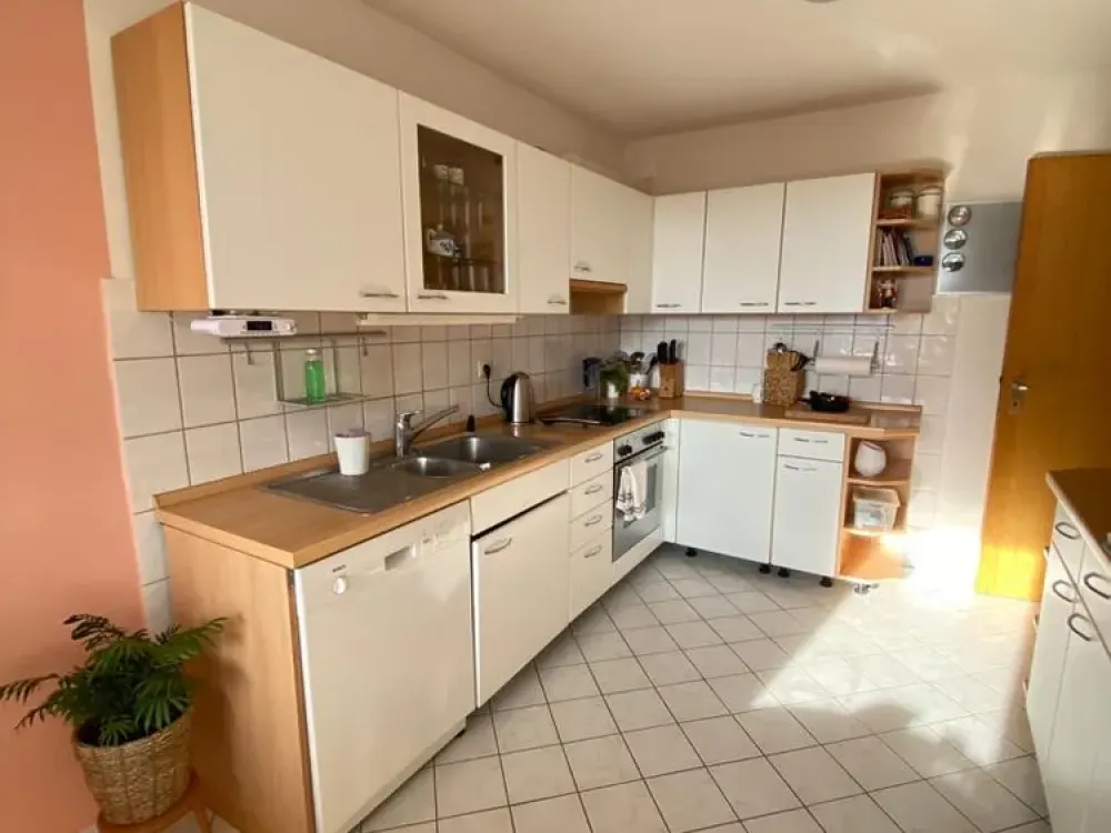 Helle, sehr gepflegte 3-Zimmer-Wohnung mit Balkon und EBK in LB