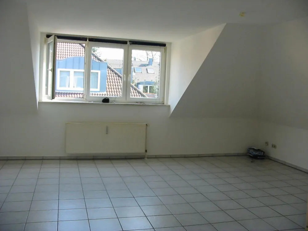 Schöne 2 Zimmer Dachgeschosswohnung mit Balkon