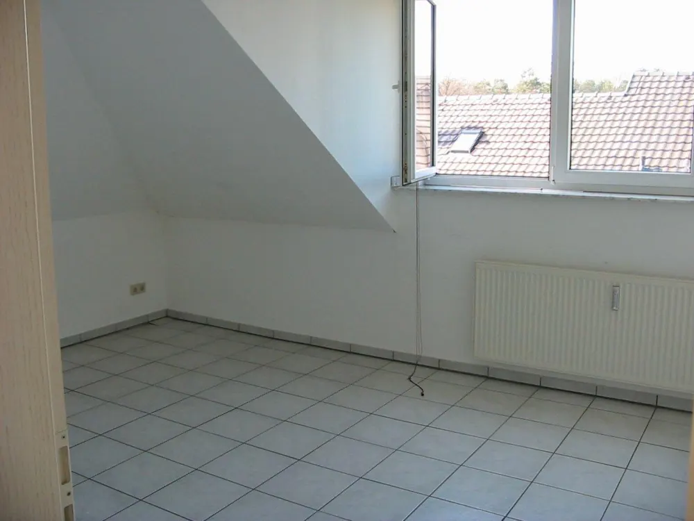 Schöne 2 Zimmer Dachgeschosswohnung mit Balkon