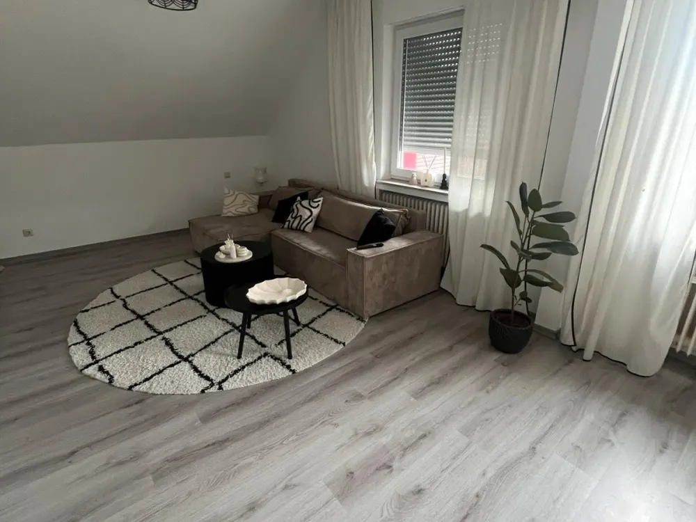 Wohnung ( Dachgeschoss) ab sofort