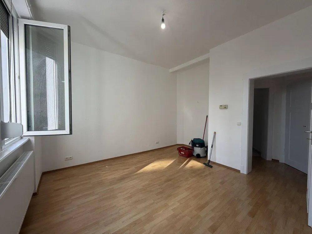 2-Zimmer Altbauwohnung im Nordend mit neuer EBK und hohen Decken direkt an der FH