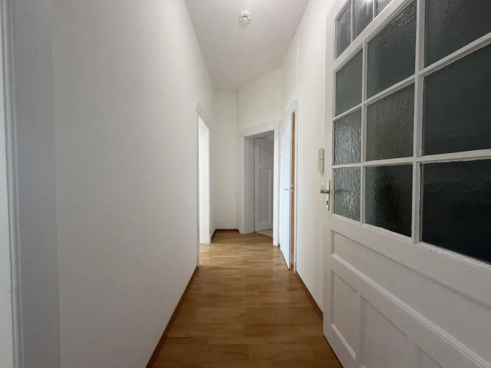 2-Zimmer Altbauwohnung im Nordend mit neuer EBK und hohen Decken direkt an der FH