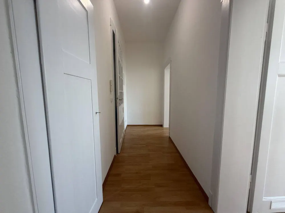 2-Zimmer Altbauwohnung im Nordend mit neuer EBK und hohen Decken direkt an der FH