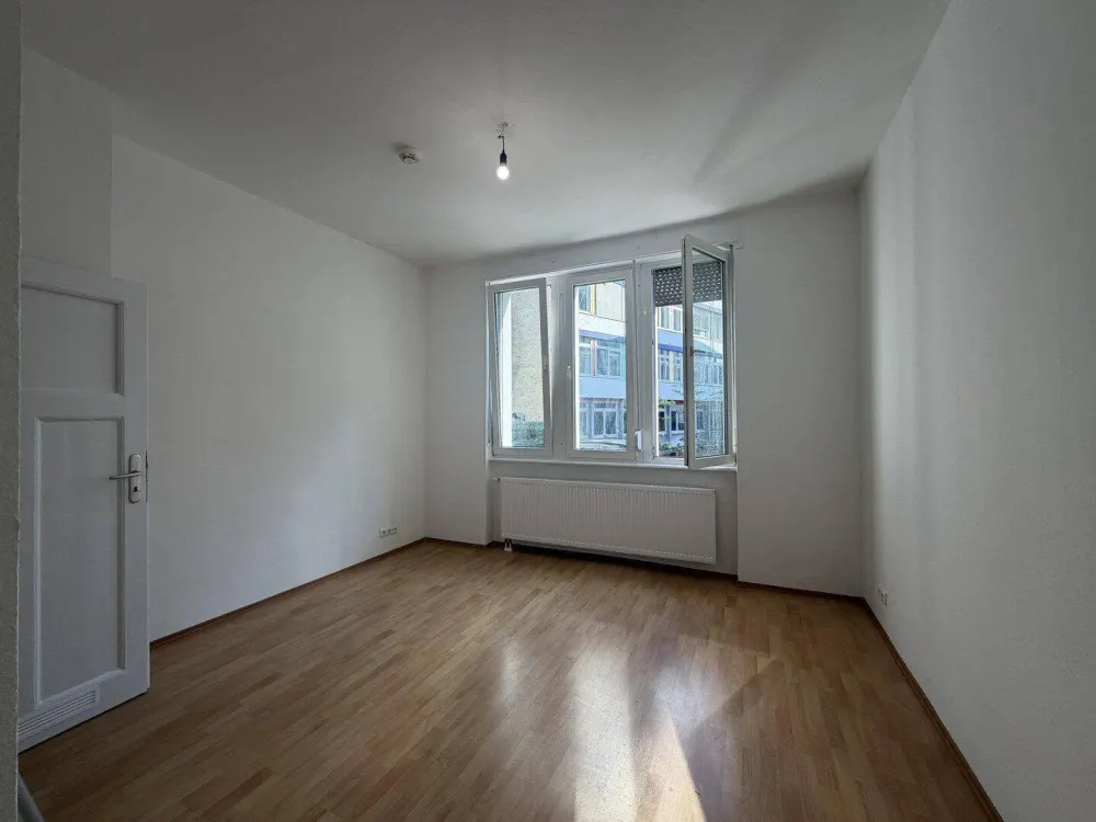 2-Zimmer Altbauwohnung im Nordend mit neuer EBK und hohen Decken direkt an der FH