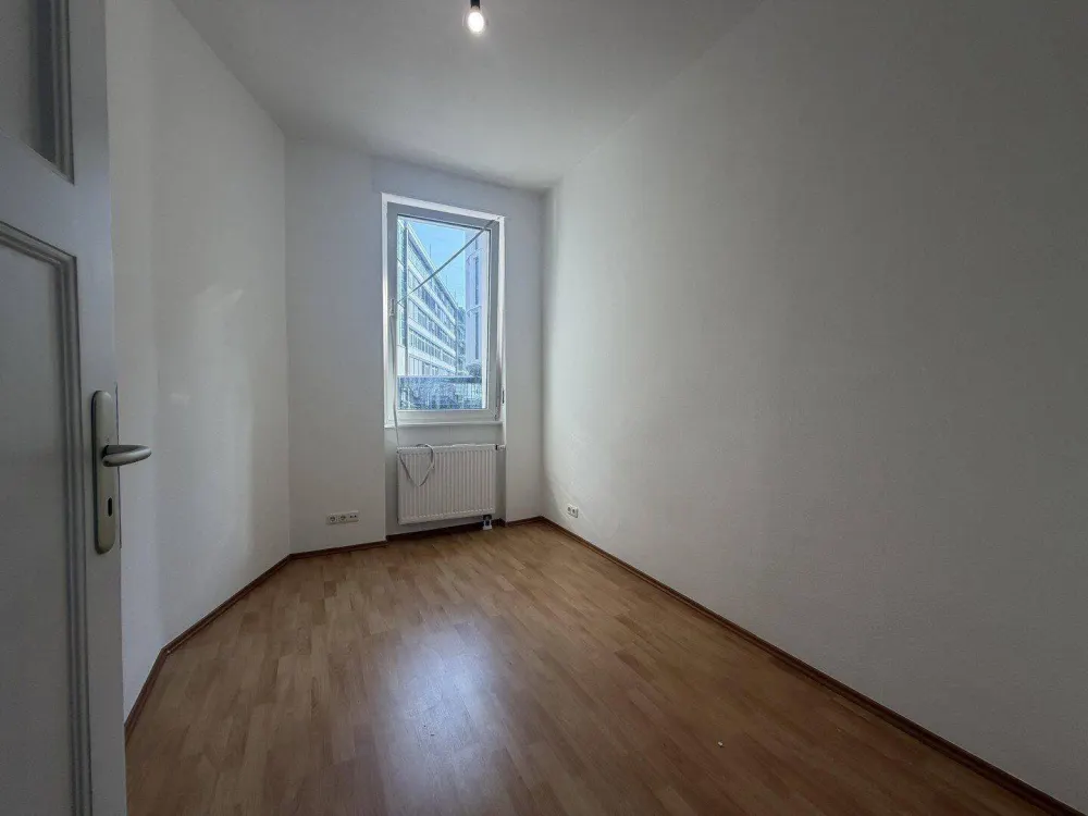 2-Zimmer Altbauwohnung im Nordend mit neuer EBK und hohen Decken direkt an der FH