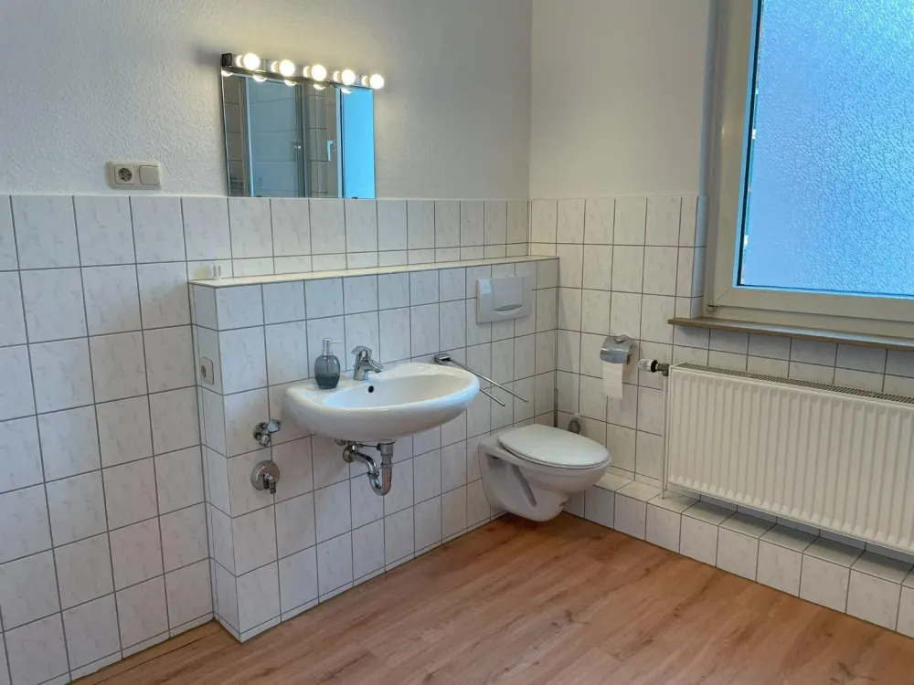 Helle 2-Zimmer-Wohnung mit Einbauküche und Tageslichtbad in Hannover- Oststadt, Kronenstraße!