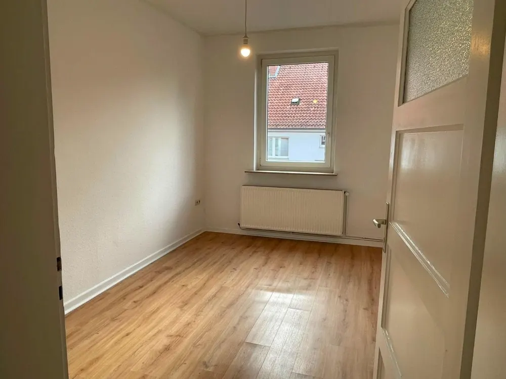 Helle 2-Zimmer-Wohnung mit Einbauküche und Tageslichtbad in Hannover- Oststadt, Kronenstraße!