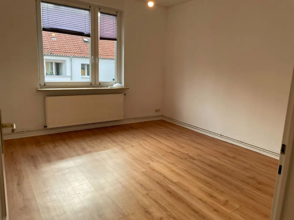Helle 2-Zimmer-Wohnung mit Einbauküche und Tageslichtbad in Hannover- Oststadt, Kronenstraße!