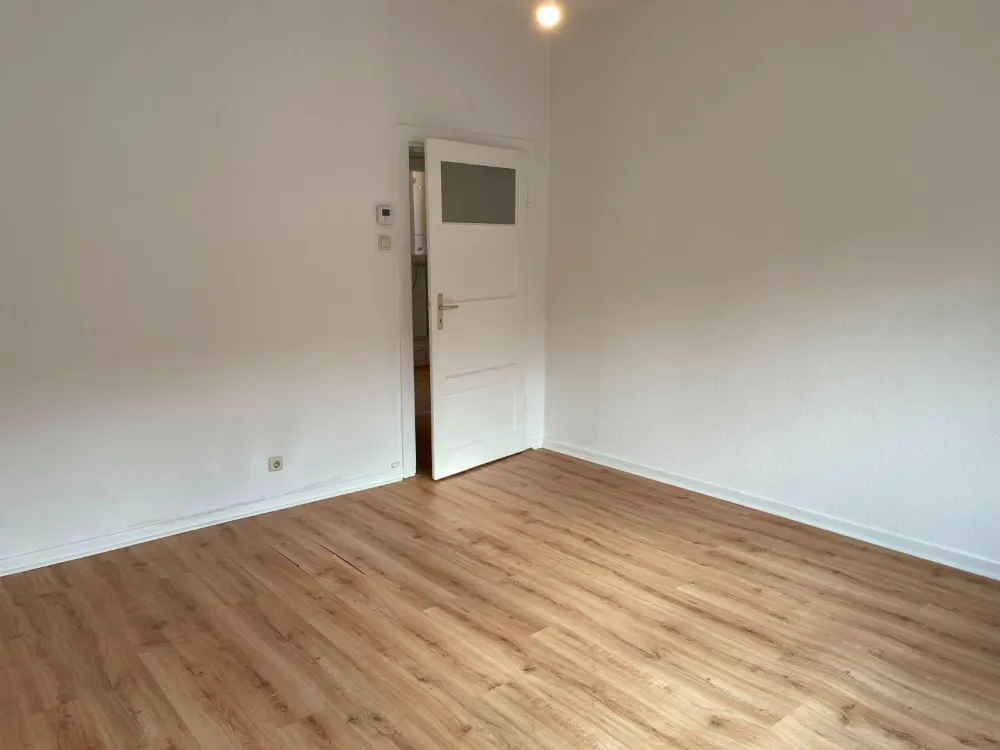 Helle 2-Zimmer-Wohnung mit Einbauküche und Tageslichtbad in Hannover- Oststadt, Kronenstraße!