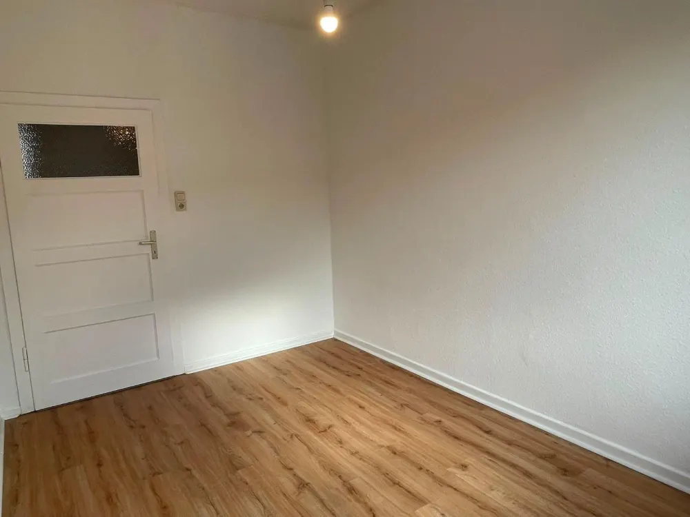 Helle 2-Zimmer-Wohnung mit Einbauküche und Tageslichtbad in Hannover- Oststadt, Kronenstraße!