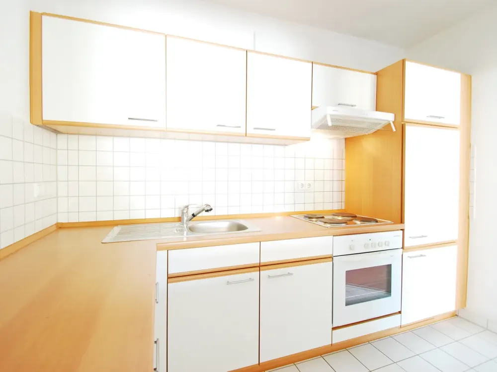 Lichtdurchtete 1-Raum-Wohnung mit Balkon & Carport! * EBK * Bad m. Dusche * Keller * ruhig * TOP *