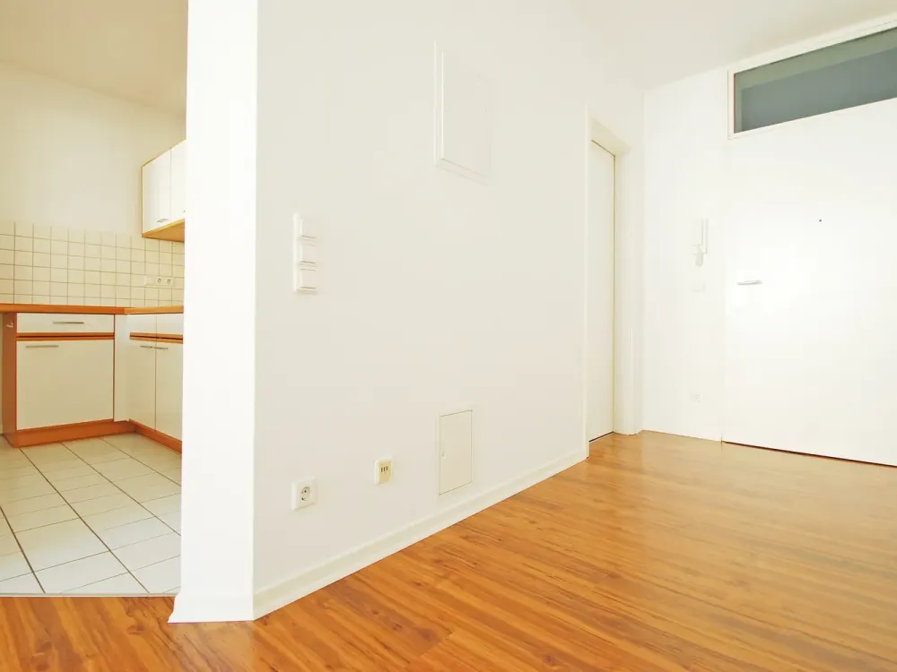 Lichtdurchtete 1-Raum-Wohnung mit Balkon & Carport! * EBK * Bad m. Dusche * Keller * ruhig * TOP *