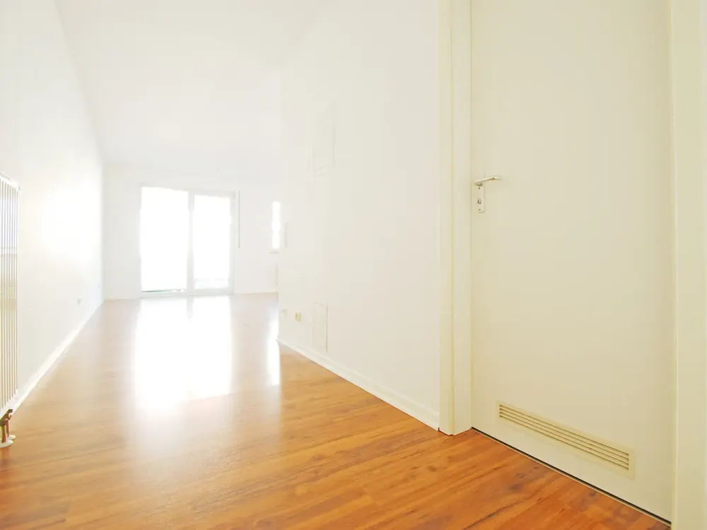Lichtdurchtete 1-Raum-Wohnung mit Balkon & Carport! * EBK * Bad m. Dusche * Keller * ruhig * TOP *