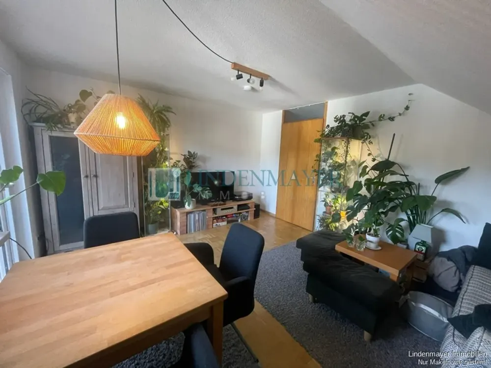 Gemütliche 2,5 Zimmer-Wohnung (DG) in 70771 Leinfelden! Toller Balkon!