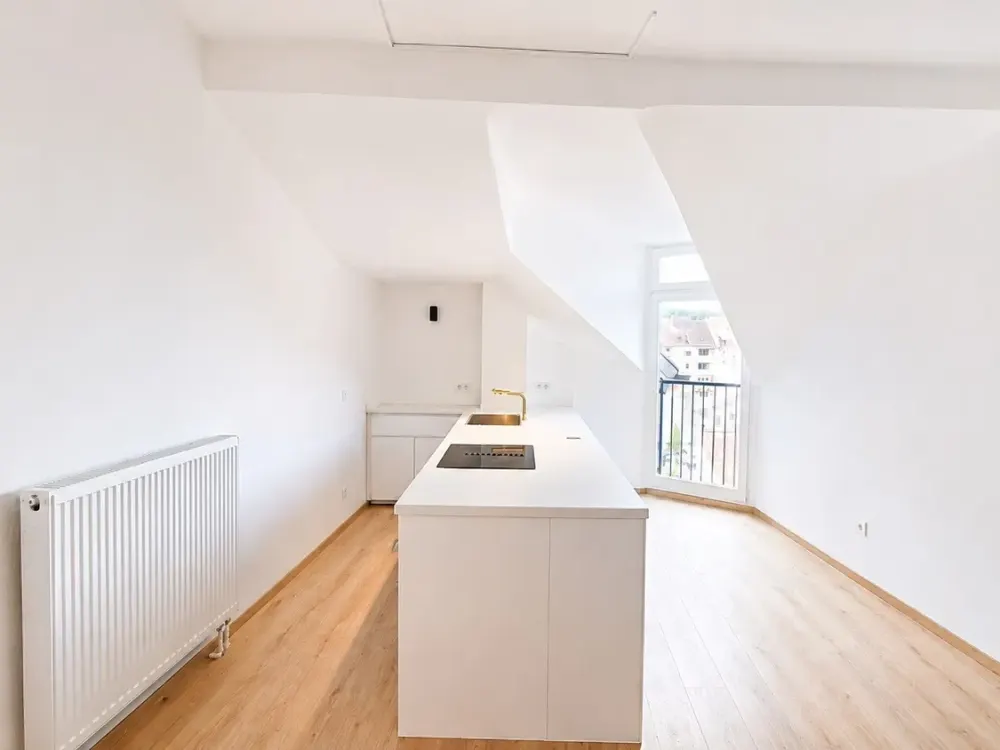 Neu renoviertes Dachgeschoss 3ZKB mit neuer Einbauküche in SB - CITY