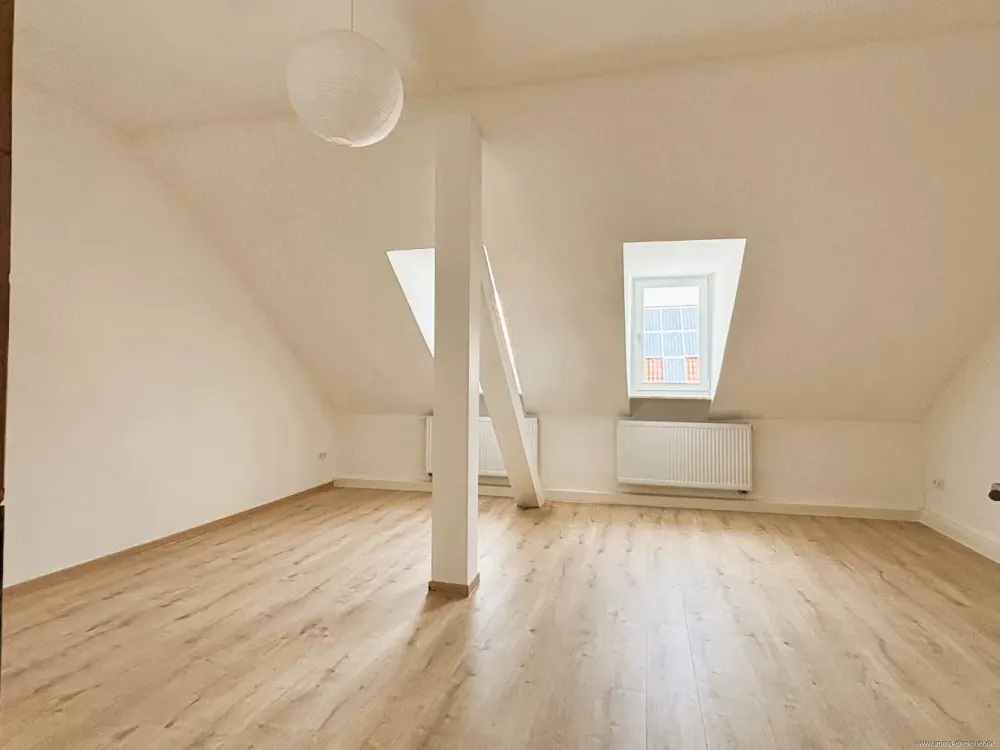 Neu renoviertes Dachgeschoss 3ZKB mit neuer Einbauküche in SB - CITY