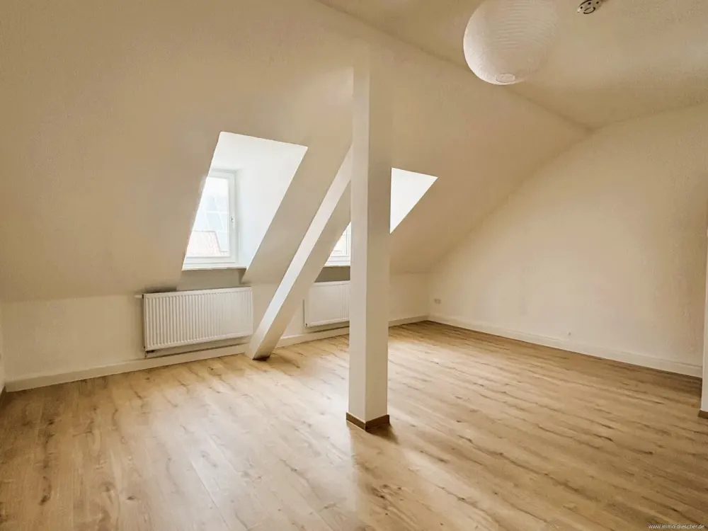 Neu renoviertes Dachgeschoss 3ZKB mit neuer Einbauküche in SB - CITY