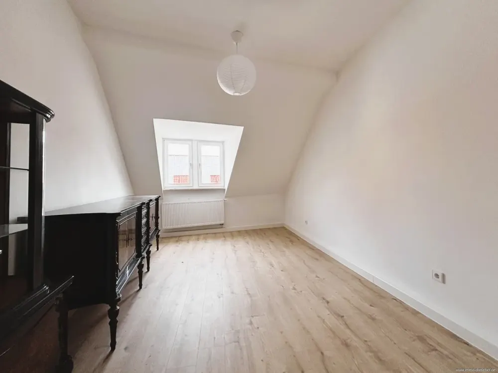 Neu renoviertes Dachgeschoss 3ZKB mit neuer Einbauküche in SB - CITY
