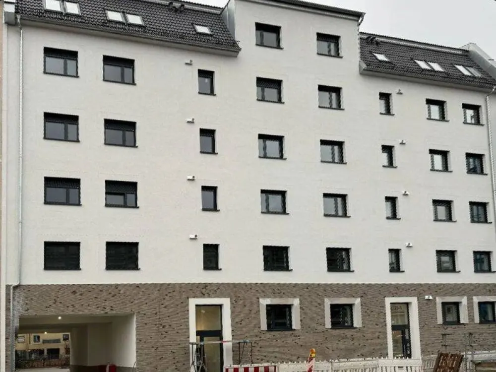 Moderne 2-Zimmer-Wohnung mit Balkon, Einbauküche, Fußbodenheizung und Stellplatz, direkt an der U1 Maximilianstraße