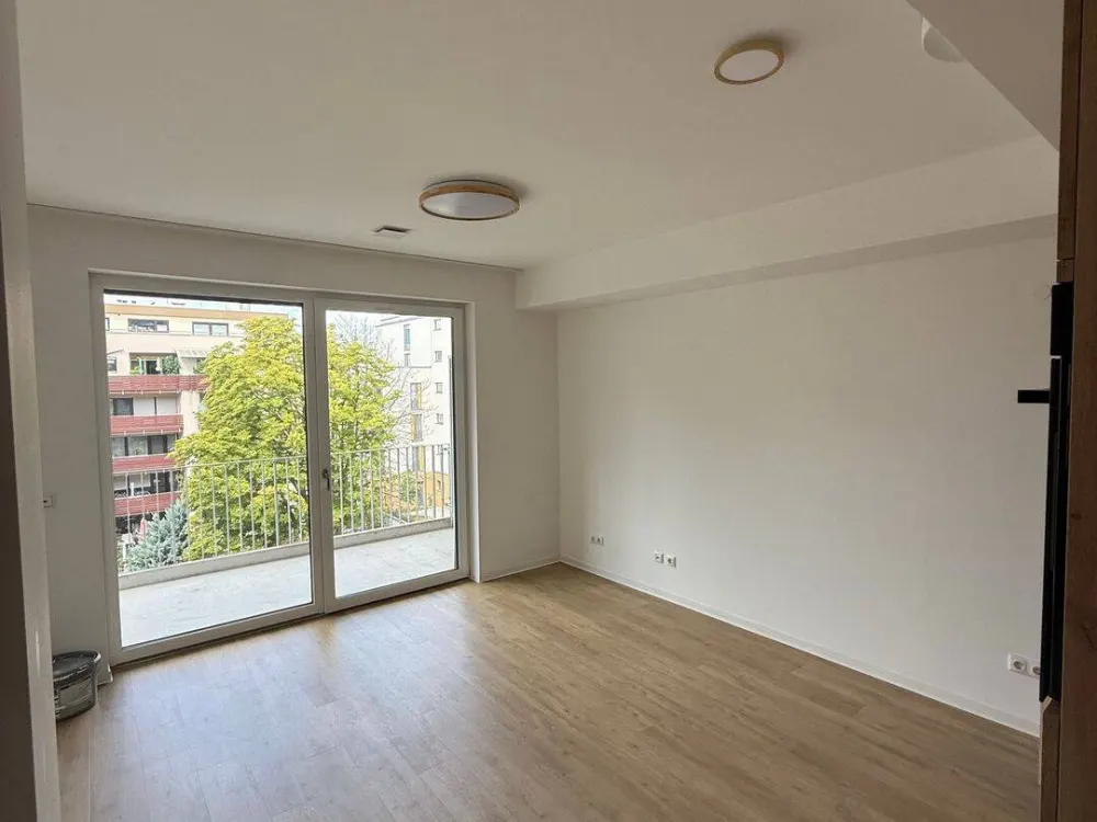 Moderne 2-Zimmer-Wohnung mit Balkon, Einbauküche, Fußbodenheizung und Stellplatz, direkt an der U1 Maximilianstraße