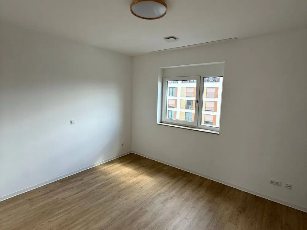Moderne 2-Zimmer-Wohnung mit Balkon, Einbauküche, Fußbodenheizung und Stellplatz, direkt an der U1 Maximilianstraße