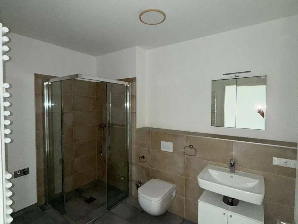 Moderne 2-Zimmer-Wohnung mit Balkon, Einbauküche, Fußbodenheizung und Stellplatz, direkt an der U1 Maximilianstraße
