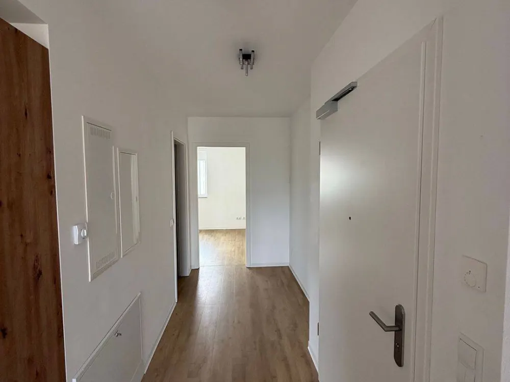 Moderne 2-Zimmer-Wohnung mit Balkon, Einbauküche, Fußbodenheizung und Stellplatz, direkt an der U1 Maximilianstraße