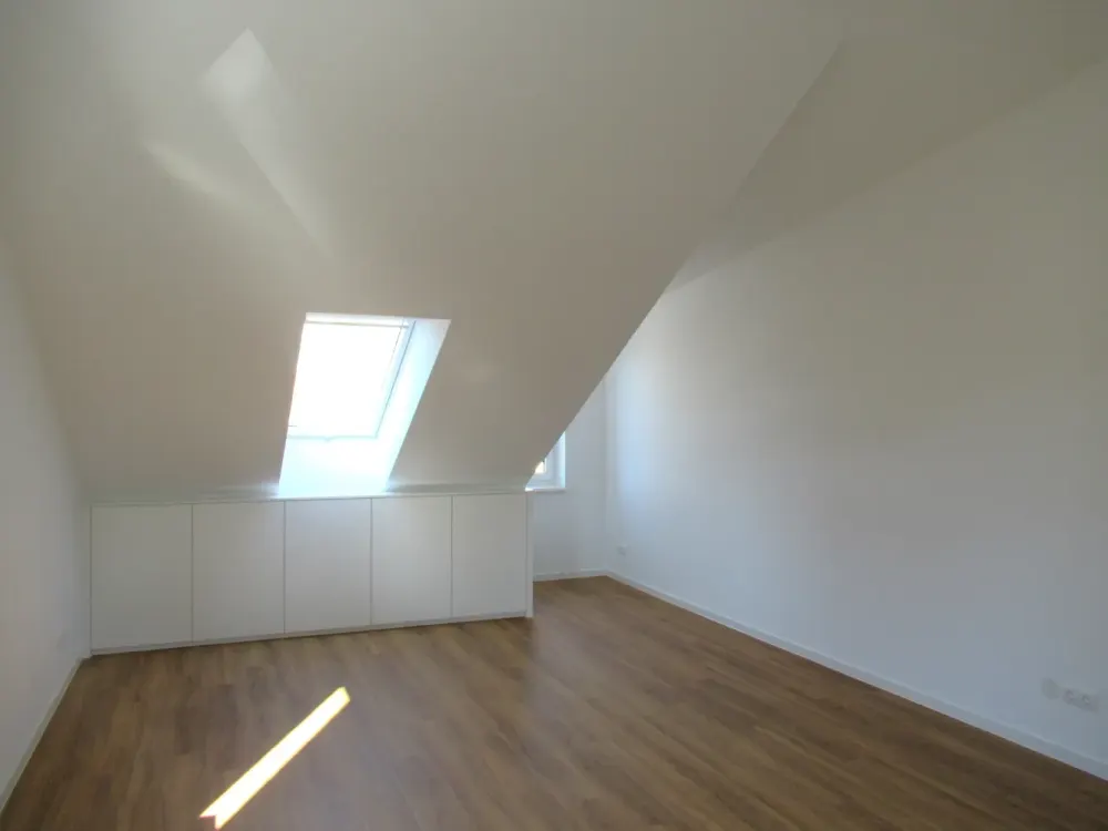 Wohnen im Grünen - Schöne 2-Zimmer-DG-Wohnung mit EBK