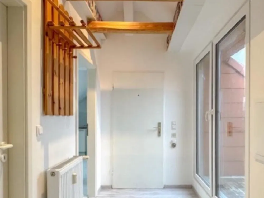Helle 3 Zimmer DG Wohnung 70qm WFL. plus 20qm NFL.