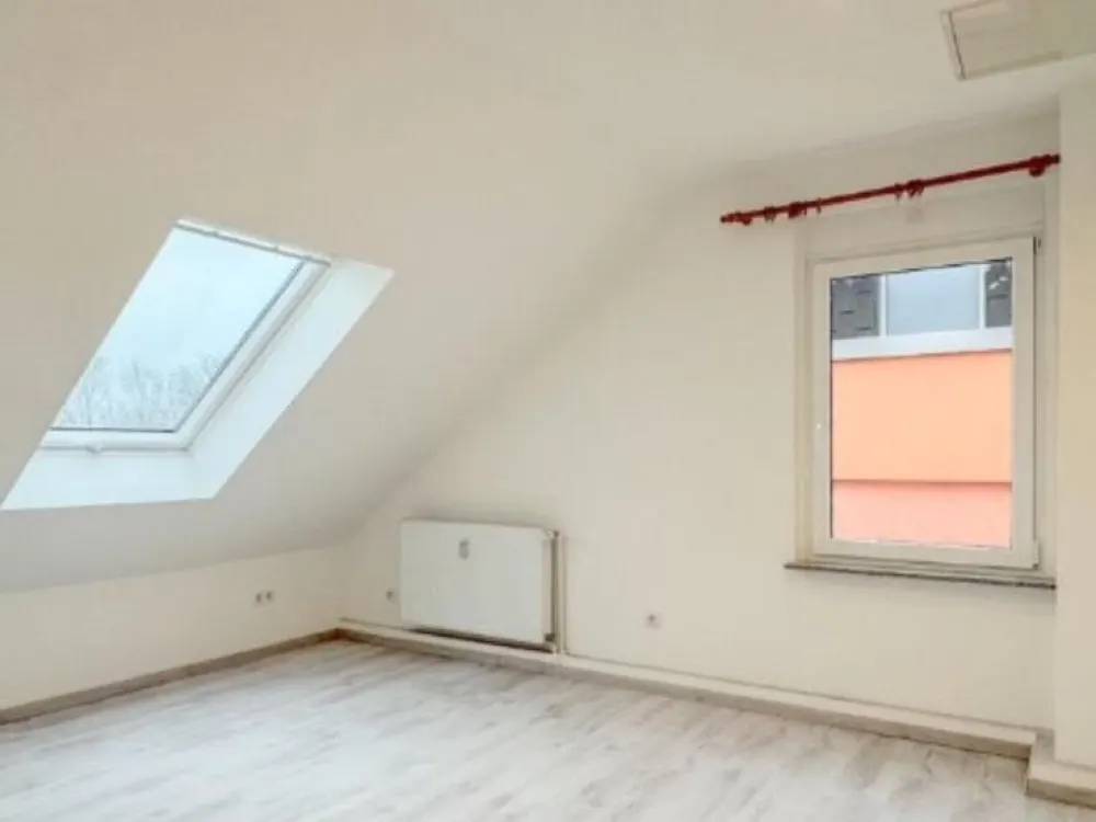 Helle 3 Zimmer DG Wohnung 70qm WFL. plus 20qm NFL.