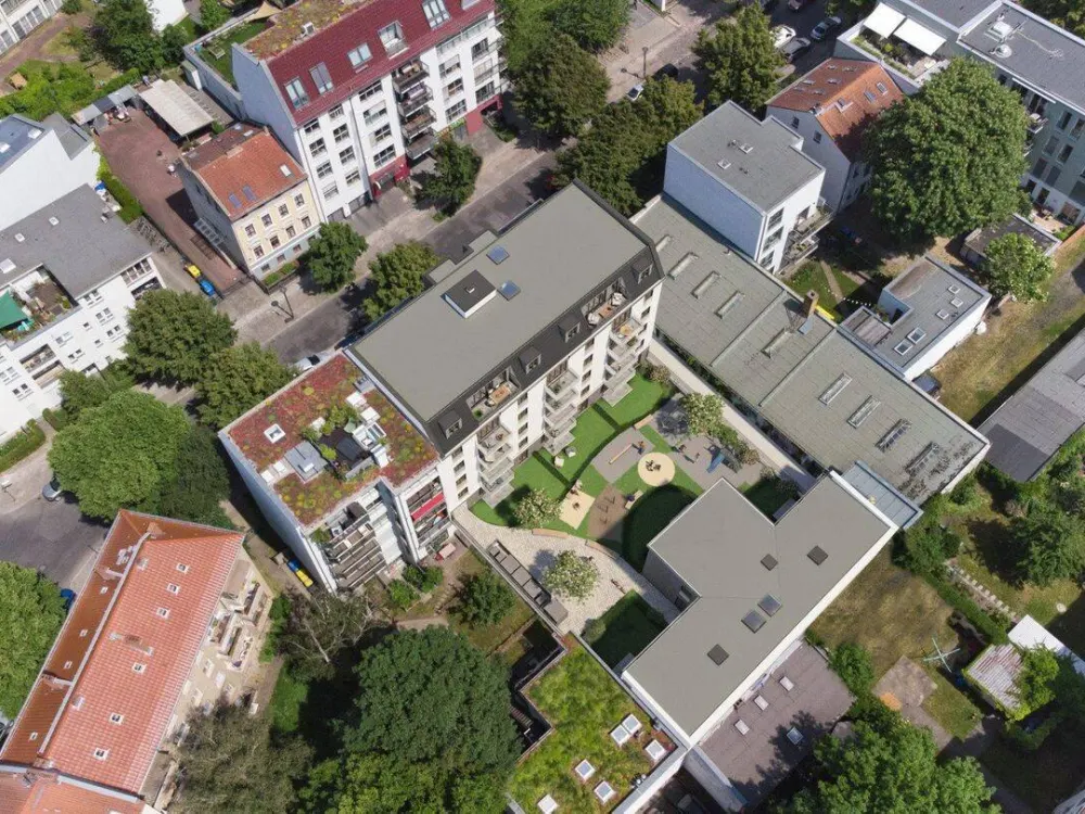 2-Room Apartment in Berlin - Quiet, Small Garden