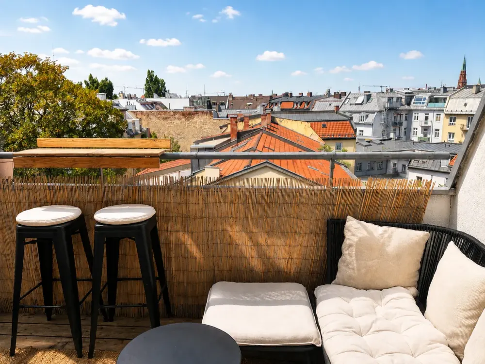 Über den Dächern Haidhausens: Modernes Dachgeschossloft in saniertem Stilaltbau