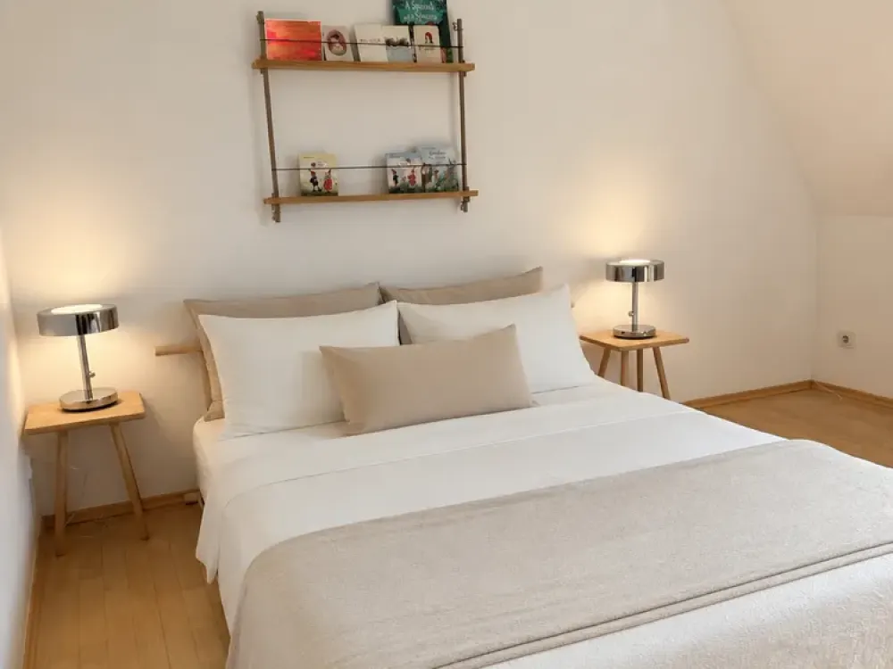 Über den Dächern Haidhausens: Modernes Dachgeschossloft in saniertem Stilaltbau
